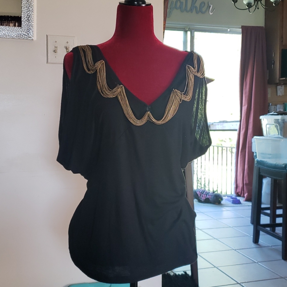 Ladies chain accent top